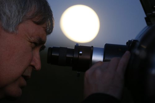September 27, 2015 - 150927  -  Dennis Lyons of the Royal Astronomical Society joined other Winnipeggers who come out to view the eclipse of the moon at Assiniboine Park Sunday, September 27, 2015.  John Woods / Winnipeg Free Press
