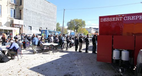 With winter on its way, The Winnipeg Food Truck Alliance thought it would be a great idea to end their season by giving back and serving a delicious meal at Siloam Mission. BORIS MINKEVICH / WINNIPEG FREE PRESS  Sept. 28, 2015