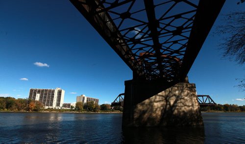 An old railway swing bridge rusts over the Red River near Kildonan Park.  September 29, 2015 - (PHIL HOSSACK / WINNIPEG FREE PRESS)