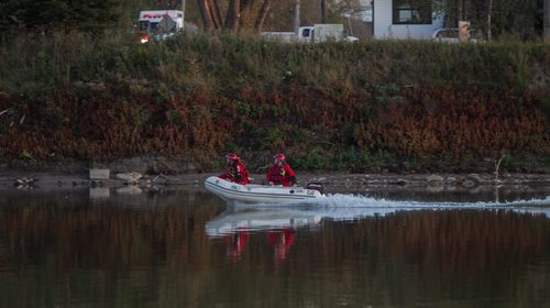 A water rescue crew speeds along the Red River close to the Alexander Docks early Tuesday evening. 150929 - Tuesday, September 29, 2015 -  MIKE DEAL / WINNIPEG FREE PRESS