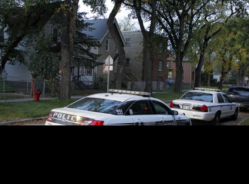 College crime scene. Stabbing in the block between Main Street and Charles. BORIS MINKEVICH / WINNIPEG FREE PRESS  Sept. 30, 2015