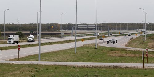 Traffic on CentrePort Canada Way near the Perimeter, Wednesday, September 30, 2015. (TREVOR HAGAN/WINNIPEG FREE PRESS)