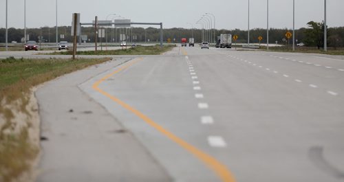 Traffic on CentrePort Canada Way near the Perimeter, Wednesday, September 30, 2015. (TREVOR HAGAN/WINNIPEG FREE PRESS)