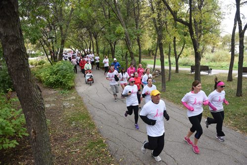 DAVID LIPNOWSKI / WINNIPEG FREE PRESS 151004  Participants during the 2015 CIBC Run for the Cure - breast cancer run at Shaw Park Sunday October 4, 2015.
