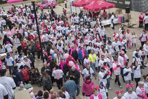 DAVID LIPNOWSKI / WINNIPEG FREE PRESS 151004  Participants during the 2015 CIBC Run for the Cure - breast cancer run at Shaw Park Sunday October 4, 2015.