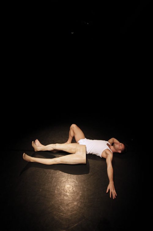 October 6, 2015 - 151006  - Brett Owen performs Chasm in Brent Lott's rendition of Gorge at the Winnipeg Contemporary Dancers studio Tuesday, October 6, 2015.  John Woods / Winnipeg Free Press