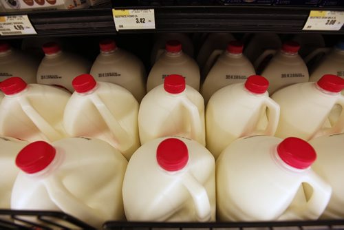 October 6, 2015 - 151006  - Milk photographed at Food Fare Tuesday, October 6, 2015. The Manitoba government announced a food subsidy program to assist northern communities. John Woods / Winnipeg Free Press