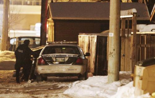 John Woods / Winnipeg Free Press / January 4, 2008- 080104  - ERU officers move into position behind 371 Maryland.  Winnipeg police surround 371 Maryland after a body was found in the backyard of the home Friday, January 4, 2008.
