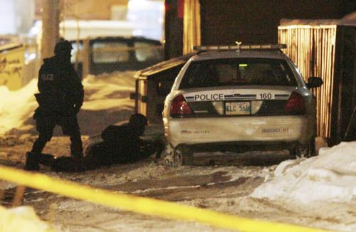 John Woods / Winnipeg Free Press / January 4, 2008- 080104  - ERU officers move into position behind 371 Maryland.   Winnipeg police surround 371 Maryland after a body was found in the backyard of the home Friday, January 4, 2008.