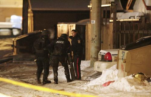 John Woods / Winnipeg Free Press / January 4, 2008- 080104  - ERU officers move into position behind 371 Maryland.  Winnipeg police surrounded 371 Maryland after a body was found in the backyard of the home Friday, January 4, 2008.
