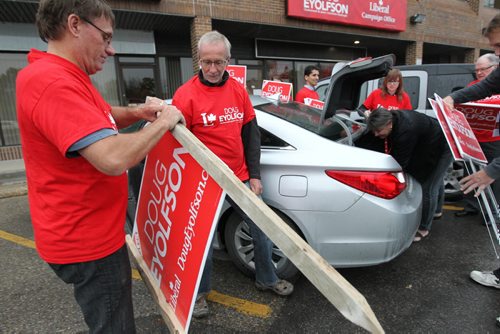Volunteers with Doug Eyolfson, Liberal candidate in St. James, Charleswood load up signs into a vehicle outside his office Wednesday.  See Mary Agnes Welch story.   Oct 07, 2015 Ruth Bonneville / Winnipeg Free Press