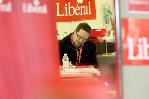 Lee Fehler, a volunteer for Terry Duguid's campaign Liberal  candidate for Wpg. South, does data entry at Duguid's headquarters on Pembina Hwy. Saturday.  Oct 10, 2015 Ruth Bonneville / Winnipeg Free Press