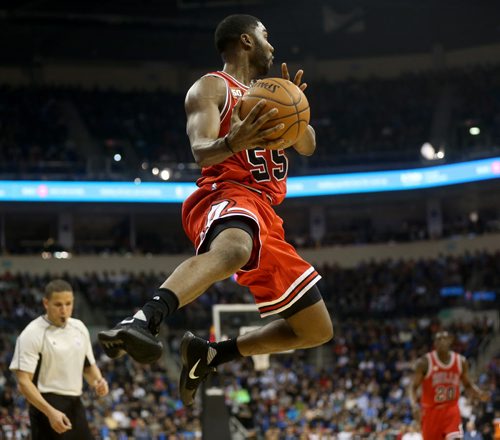 Chicago Bulls' E'twaun Moore saves the ball from going out of bounds during an exhibition game against the Minnesota Timberwolves' at MTS Centre, Saturday, October 10, 2015. (TREVOR HAGAN/WINNIPEG FREE PRESS)