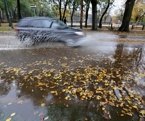 A large puddle on Assiniboine Avenue, Monday, October 12, 2015. (TREVOR HAGAN/WINNIPEG FREE PRESS) for carol sanders story
