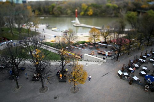 Marina, docks, Assiniboine River. At The Forks. For RIVER PROJECT Sunday, October 11, 2015. (TREVOR HAGAN/WINNIPEG FREE PRESS) walkway in focus. tilft shift. there are others with river in focus