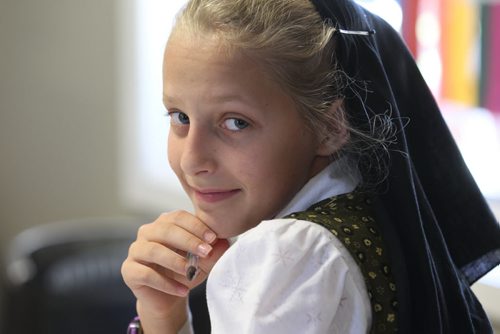 Photo of Jolene Waldner in a k - 8 class at Emerald Hutterite Colony.  Feature story on Pine Creek School Division's TMO teaching program (audio program) for distance learning.  See Nick Martin's story.  Oct 13, 2015 Ruth Bonneville / Winnipeg Free Press play