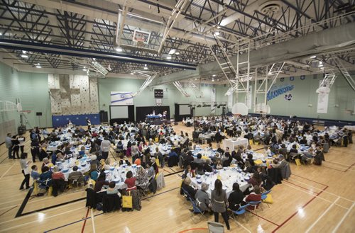 DAVID LIPNOWSKI / WINNIPEG FREE PRESS 151022  400 participants gathered at the Rady JCC  to bake Challah bread Thursday October 22, 2015. The event was led by kosher cookbook author Norene Gilletz, as Winnipeg joins 500 communities worldwide.