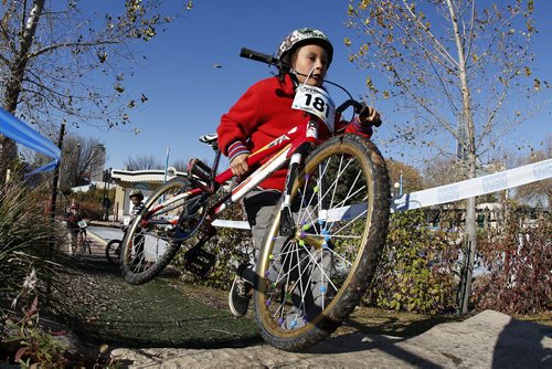 October 24, 2015 - 151024  -  Athletes compete in the Canadian Cyclocross Championships at The Forks Saturday, October 24, 2015. John Woods / Winnipeg Free Press