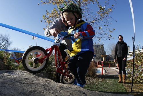 October 24, 2015 - 151024  -  Athletes compete in the Canadian Cyclocross Championships at The Forks Saturday, October 24, 2015. John Woods / Winnipeg Free Press