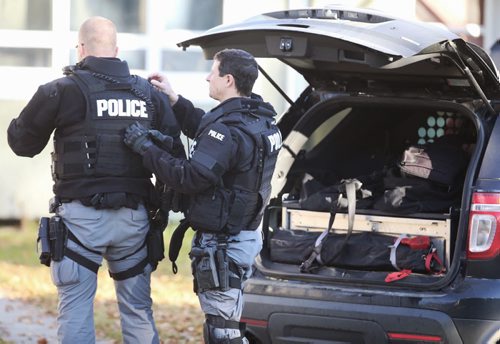 Winnipeg Police and the Tactical Unit begin to pack up after a standoff on Keenlyside Street, Sunday, October 25, 2015. (TREVOR HAGAN / WINNIPEG FREE PRESS)