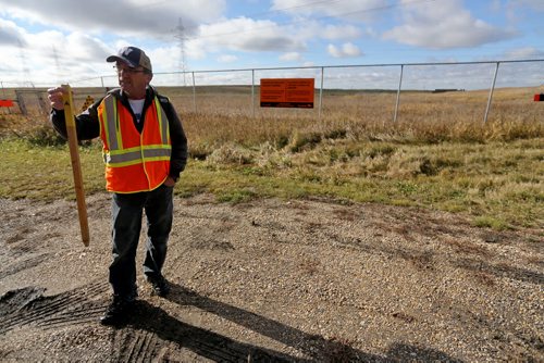 Bill McCausland continues the search for Thelma Krull near The Oasis, Sunday, October 25, 2015. (TREVOR HAGAN/WINNIPEG FREE PRESS)