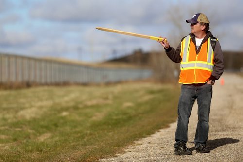 Bill McCausland continues the search for Thelma Krull near The Oasis, Sunday, October 25, 2015. (TREVOR HAGAN/WINNIPEG FREE PRESS)