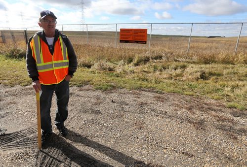 Bill McCausland continues the search for Thelma Krull near The Oasis, Sunday, October 25, 2015. (TREVOR HAGAN/WINNIPEG FREE PRESS)