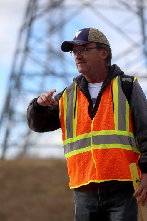 Bill McCausland continues the search for Thelma Krull near The Oasis, Sunday, October 25, 2015. (TREVOR HAGAN/WINNIPEG FREE PRESS)