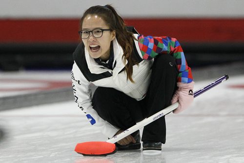 October 25, 2015 - 151025  -  EunJung Kim competes against Michelle Englot in the semi-finals of the Women's Classic in Portage La Prairie Sunday, October 25, 2015.  John Woods / Winnipeg Free Press