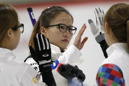 October 25, 2015 - 151025  -  EunJung Kim competes against Michelle Englot in the semi-finals of the Women's Classic in Portage La Prairie Sunday, October 25, 2015.  John Woods / Winnipeg Free Press