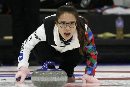 October 25, 2015 - 151025  -  EunJung Kim competes against Michelle Englot in the semi-finals of the Women's Classic in Portage La Prairie Sunday, October 25, 2015.  John Woods / Winnipeg Free Press