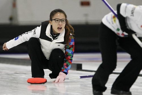 October 25, 2015 - 151025  -  EunJung Kim competes against Michelle Englot in the semi-finals of the Women's Classic in Portage La Prairie Sunday, October 25, 2015.  John Woods / Winnipeg Free Press