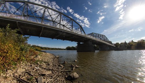 The Red River flows underneath the Harry Lazarenko Bridge. 150923 - Wednesday, September 23, 2015 -  MIKE DEAL / WINNIPEG FREE PRESS