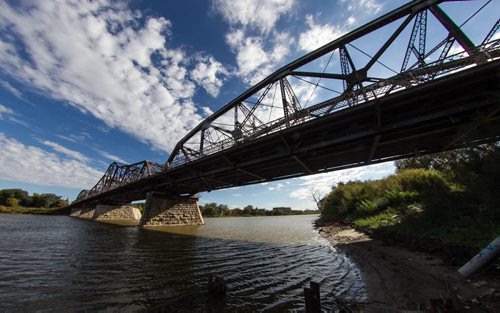 The Red River flows underneath the Louise Bridge. 150923 - Wednesday, September 23, 2015 -  MIKE DEAL / WINNIPEG FREE PRESS