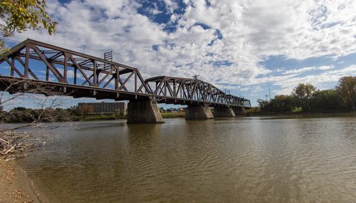 The Red River flows underneath the Point Douglas Train Bridge. 150923 - Wednesday, September 23, 2015 -  MIKE DEAL / WINNIPEG FREE PRESS