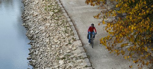A cyclist makes their way along the River Walk on the Assiniboine River. 150930 - Wednesday, September 30, 2015 -  MIKE DEAL / WINNIPEG FREE PRESS