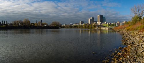 Downtown Winnipeg skyline as seen from the shore of the Red River along Waterfront Drive. 151006 - Tuesday, October 06, 2015 -  MIKE DEAL / WINNIPEG FREE PRESS
