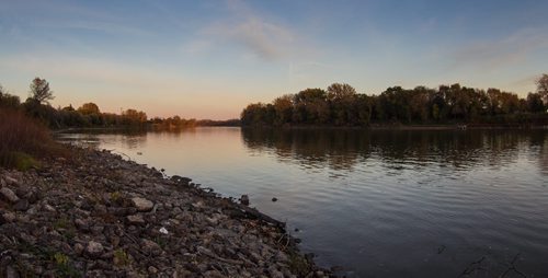 Trees line the banks of the Red River on the north side of Point Douglas (left) and the west end of Whittier Park (right). 150929 - Tuesday, September 29, 2015 -  MIKE DEAL / WINNIPEG FREE PRESS