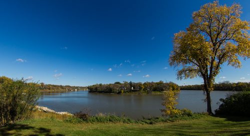 The Red River flows past Toilers Memorial Park and house on Kingston Row on the far bank. 151006 - Tuesday, October 06, 2015 -  MIKE DEAL / WINNIPEG FREE PRESS