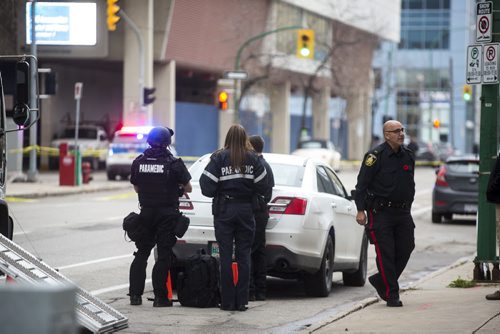Police investigate at the Delta Hotel at St.Mary's avenue and Hargrave street in Winnipeg on Monday, Nov. 2, 2015.   (Mikaela MacKenzie/Winnipeg Free Press)