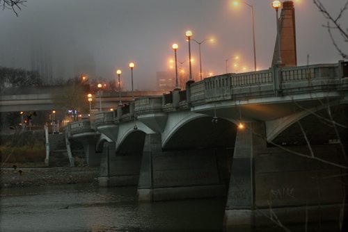 Foggy grey morning as seen near the Queen Elizabeth Bridge in downtown Winnipeg Wednesday- Standup Photo Nov 04, 2015   (JOE BRYKSA / WINNIPEG FREE PRESS)