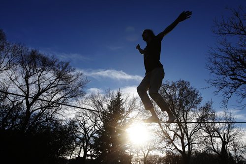 November 8, 2015 - 151108  -  Chris Tarry walks a slackline in Assiniboine Park Sunday, November 8, 2015. John Woods / Winnipeg Free Press