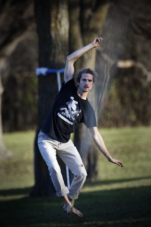 November 8, 2015 - 151108  -  Chris Tarry walks a slackline in Assiniboine Park Sunday, November 8, 2015. John Woods / Winnipeg Free Press