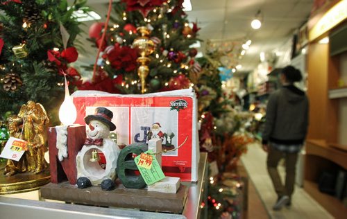 Christmas promotions are in full swing at some retailers at Garden City Shopping Centre Monday morning.  151109 November 09, 2015 MIKE DEAL / WINNIPEG FREE PRESS
