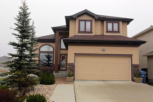 HOMES - 90 Vintage Hills Court. Front of house. BORIS MINKEVICH / WINNIPEG FREE PRESS  NOV 10, 2015