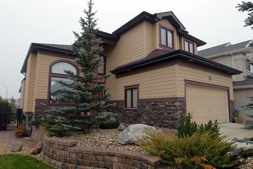 HOMES - 90 Vintage Hills Court. Front of house. BORIS MINKEVICH / WINNIPEG FREE PRESS  NOV 10, 2015