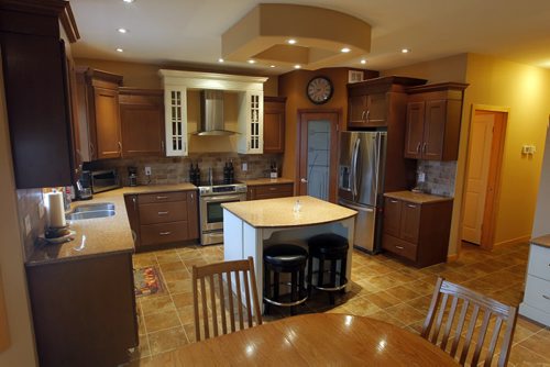 HOMES - 90 Vintage Hills Court. Kitchen. BORIS MINKEVICH / WINNIPEG FREE PRESS  NOV 10, 2015