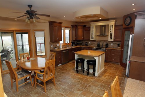 HOMES - 90 Vintage Hills Court. Kitchen. BORIS MINKEVICH / WINNIPEG FREE PRESS  NOV 10, 2015