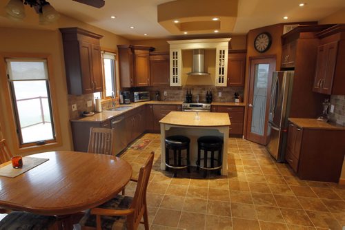 HOMES - 90 Vintage Hills Court. Kitchen. BORIS MINKEVICH / WINNIPEG FREE PRESS  NOV 10, 2015