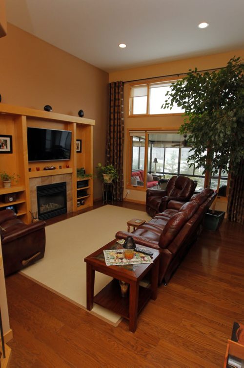 HOMES - 90 Vintage Hills Court. Living room. BORIS MINKEVICH / WINNIPEG FREE PRESS  NOV 10, 2015